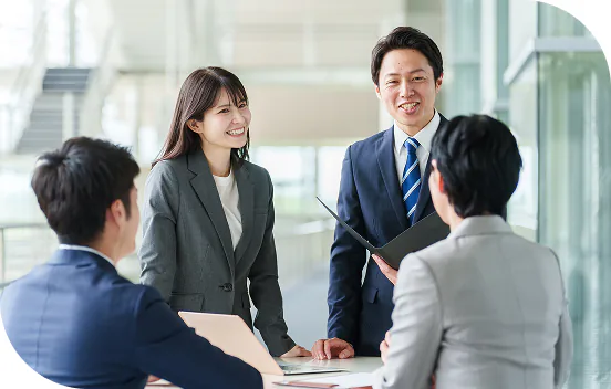 業務運営について打ち合わせをする様子