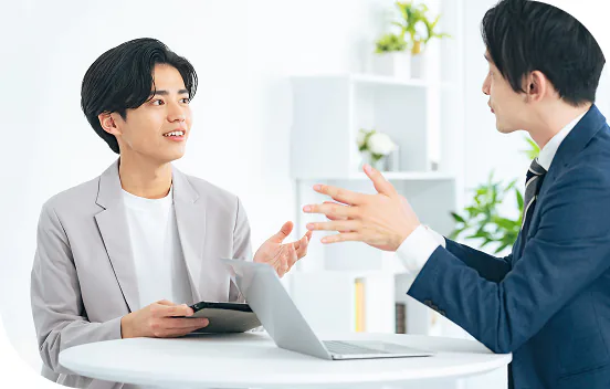 担当者と打ち合わせをする様子